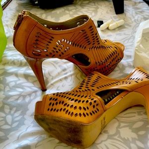 Great shoes.  Beautiful Carlos Santana heels !